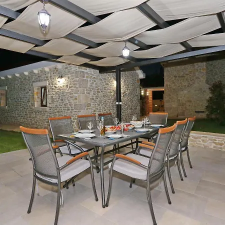 Spacious In With Private Swimming Pool