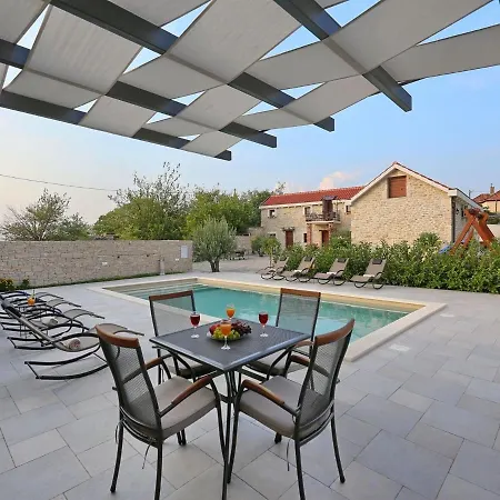 Villa Spacious In With Private Swimming Pool