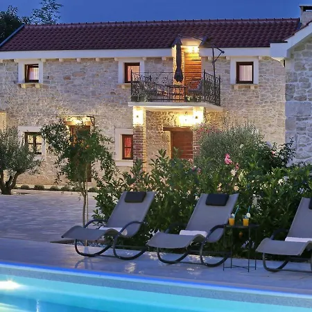 Spacious In With Private Swimming Pool Prkos