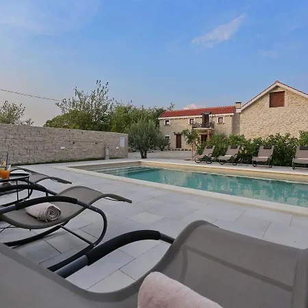 Villa Spacious In With Private Swimming Pool