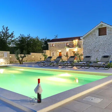 Villa Spacious In With Private Swimming Pool *