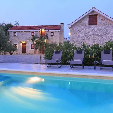 Villa Spacious In With Private Swimming Pool *