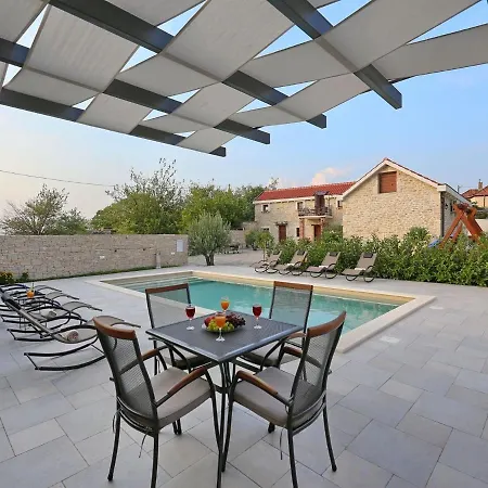 Villa Spacious In With Private Swimming Pool