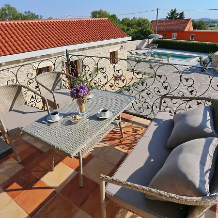 Spacious In With Private Swimming Pool *
