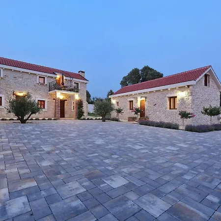 Spacious In With Private Swimming Pool