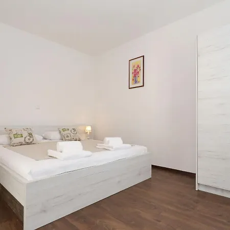Spacious In With Private Swimming Pool Villa Prkos